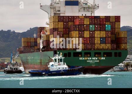 Seaspan New York enters Port Nelson, New Zealand Stock Photo