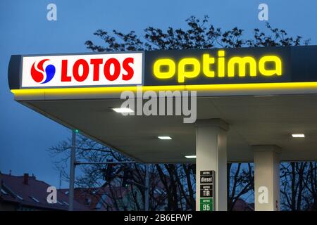 Boleslawiec, Poland. 24th Feb, 2020. LOTOS Optima petrol station logo seen in Boleslawiec. Credit: Karol Serewis/SOPA Images/ZUMA Wire/Alamy Live News Stock Photo