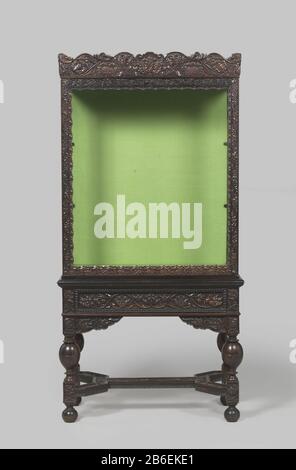 Bonheur du jour with three mirror glass panes and cabinet decorated with tendril ornament leaf and flower arrangements Glazen kast, zogenaamde bonheur du jour. De kast heeft aan drie zijden spiegelruiten in vlakke lijsten die, evenals de geschulpte kap, een doorlopend rankornament van blad- en bloemwerk vertonen. Het onderstel heeft een lade, steunstukken, vier slanke balpoten en een dubbele vork-kruis. Het raam, het kruis en de steunstukken zijn versierd als de stijlen en dorpels van de kast. De borden en het achterschot zijn later met paars fluweel bekleed. Manufacturer : meubelmaker: anonie Stock Photo