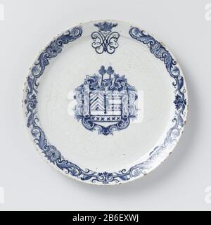 Plate, painted with an unknown weapon, possibly Van Egmond Bord van aardewerk beschilderd in blauw op tinglazuur met in het plat een onbekend wapen, mogelijk van een lid van een onbekend geslacht Van Egmond. Daarboven een gekroond spiegelmonogram J.V.E. De rand gedecoreerd met bladwerk. Manufacturer : plateelbakkerij: anoniemPlaats manufacture: Delft Dating: 1718 Material: faience  Dimensions: d 21,7 cm. Stock Photo