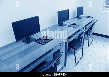 Computer Lab. Neatly placed rows of computers Stock Photo - Alamy