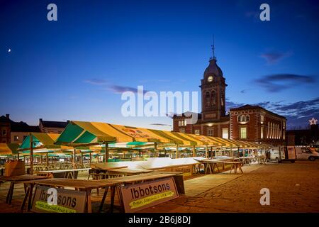 Chesterfield, Derbyshire, Chesterfield Market Hall and outdoor market stalls, Fresh produce and budget homeware stalls Stock Photo