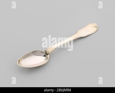 Dessertspoonful the crest Clifford, CC-1960-101-A De eivormige bak van de lepel heeft een versmald uiteinde en is aan zowel boven- als onderzijde door middel van enkel lof verbonden met de platte, gebogen steel, die zich verbreedt naar het spatelvormige uiteinde. Boven- en onderzijde van de steel worden omgeven door een dubbele filetrand, die bij het uiteinde ingezwenkt is. Op de onderzijde van de spatel van zowel de lepels als de vorken is het helmteken Clifford gegraveerd. Manufacturer : zilversmid: Roelof HelwegPlaats manufacture: Amsterdam Dating: 1806 Material: zilver  Dimensions: l 18,8 Stock Photo