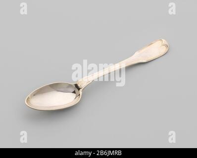 Dessertspoonful the crest Clifford, CC-1960-101-D De eivormige bak van de lepel heeft een versmald uiteinde en is aan zowel boven- als onderzijde door middel van enkel lof verbonden met de platte, gebogen steel, die zich verbreedt naar het spatelvormige uiteinde. Boven- en onderzijde van de steel worden omgeven door een dubbele filetrand, die bij het uiteinde ingezwenkt is. Op de onderzijde van de spatel van zowel de lepels als de vorken is het helmteken Clifford gegraveerd. Manufacturer : zilversmid: Roelof HelwegPlaats manufacture: Amsterdam Dating: 1806 Material: zilver  Dimensions: l 18,8 Stock Photo