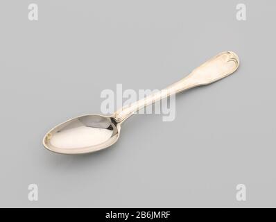 Dessertspoonful the crest Clifford, CC-1960-101-C De eivormige bak van de lepel heeft een versmald uiteinde en is aan zowel boven- als onderzijde door middel van enkel lof verbonden met de platte, gebogen steel, die zich verbreedt naar het spatelvormige uiteinde. Boven- en onderzijde van de steel worden omgeven door een dubbele filetrand, die bij het uiteinde ingezwenkt is. Op de onderzijde van de spatel van zowel de lepels als de vorken is het helmteken Clifford gegraveerd. Manufacturer : zilversmid: Roelof HelwegPlaats manufacture: Amsterdam Dating: 1806 Material: zilver  Dimensions: l 18,8 Stock Photo