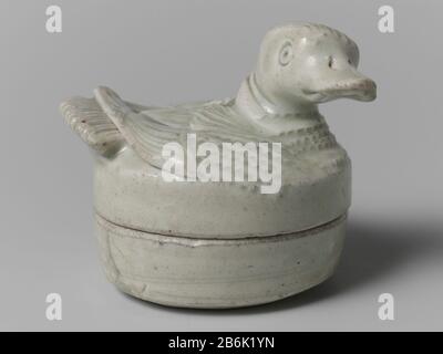 Box with lid in the shape of a duck Ronde doos van steengoed, bedekt met een transparant glazuur met een lichtblauwe tint. Qingbai. Manufacturer : pottenbakker: anoniemPlaats manufacture: China Dating: ca. 960 - ca. 1279School / stijl: Song-dynastie (960-1279) Physical kenmerken: steengoed met een lichtblauw glazuur Material: porselein glazuur Techniek: draaiend bewerken / vormen / bakken / glazuren Dimensions: h 3 cm.  × d 5,6 cm. Stock Photo