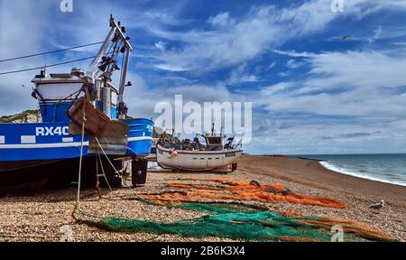 Hastings is a town and borough in East Sussex on the south coasof England, Vieof Fishing Boat on the beach,the largest fishing fleet in Europe putting boats to the sea from the pebble beach Mode de transport, Navire nautique, ?quipement de navigation Stock Photo