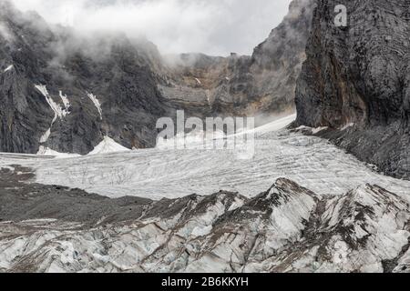 Jade Dragon Snow Mountain, Yulong Xueshan, Lijiang, Yunnan Province, China, where glaciers can be seen all year round. Stock Photo