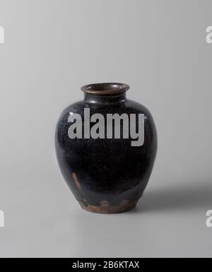 Egg-shaped vase with a black glaze Eivormige vaas van steengoed, gedeeltelijk bedekt met een zwart glazuur. De onderzijde is ongeglazuurd. In het glazuur bruin-gouden strepen. Oud label op de onderzijde met 'W118'. Cizhou. Manufacturer : pottenbakker: anoniemPlaats manufacture: China Dating: ca. 1000 - ca. 1199School / stijl: Song-dynastie (960-1279) Physical kenmerken: steengoed met een zwart glazuur Material: steengoed glazuur Techniek: draaiend bewerken / bakken / glazuren Dimensions: h 16,4 cmrand: d 6,4 cmbuik: d 13,6 cmvoet: d 7,4 cm Stock Photo