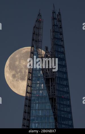 Supermoon Shines Brightly behind Londons stunning Shard building Stock Photo