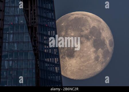 Supermoon Shines Brightly behind Londons stunning Shard building Stock Photo