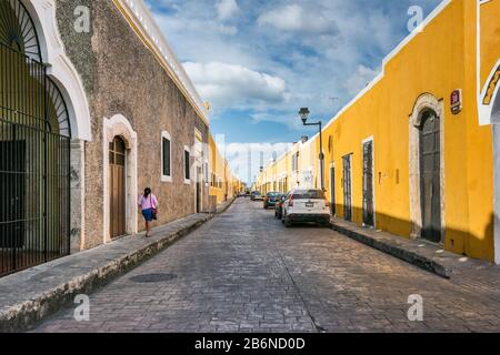 Calle 30, street near Parque Itzamna, plaza in Izamal, Yucatan state, Mexico Stock Photo