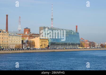 ST. PETERSBURG, RUSSIA - OCTOBER 25, 2019: View of the building of the modern business center 'Linkor' on a sunny October day Stock Photo