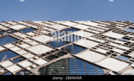 Abstract geometric pattern of the glass and aluminium facade of the Diamond building, University of Sheffield's Faculty of Engineering Stock Photo