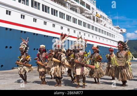 dh Port cruise ship welcome ALOTAU PAPUA NEW GUINEA Traditional PNG native dancers welcoming visitors tourism people drum culture Stock Photo