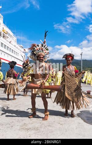 dh Port PNG native welcome ALOTAU PAPUA NEW GUINEA Traditional dress welcoming cruise ship visitors people tourism tribal drum Stock Photo