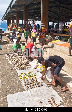 dh PNG Market ALOTAU PAPUA NEW GUINEA Native stall holders markets Betel nut product display Areca catechu locals Stock Photo