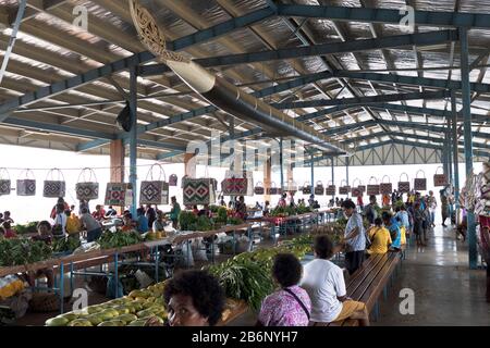 dh PNG Market ALOTAU PAPUA NEW GUINEA Fruit vegetable market hanging traditional war canoe boat Stock Photo