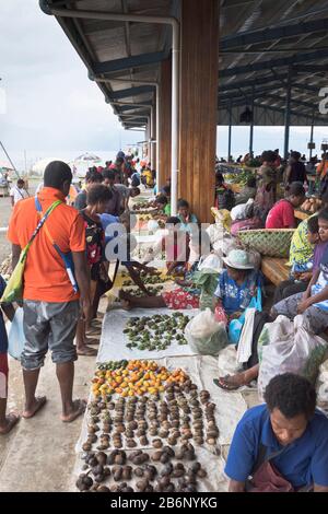 dh PNG Market ALOTAU PAPUA NEW GUINEA Native stall holders markets Betel nut product display Areca catechu locals Stock Photo