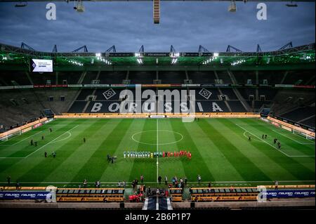 Monchengladach, Germany. 11th Mar, 2020. Bundesliga, Borussia Mönchengladbach - 1 FC Cologne, 21st matchday at Borussia-Park. The players from Mönchengladbach and Cologne are taking a team photo. Due to the coronavirus, the game takes place without spectators as a ghost game. Credit: dpa picture alliance/Alamy Live News Stock Photo