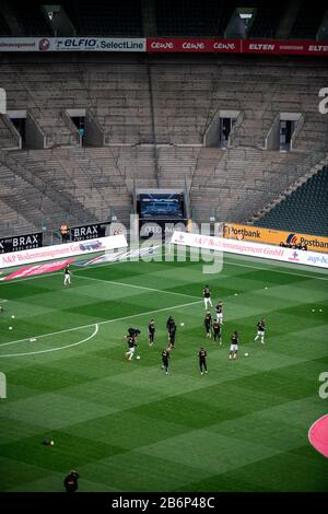 Monchengladach, Germany. 11th Mar, 2020. 11 March 2020, North Rhine-Westphalia, Mönchengladbach: Football: Bundesliga, Borussia Mönchengladbach - 1 FC Cologne, 21st matchday at Borussia-Park. The players of the team warm up in front of empty ranks. Due to the coronavirus, the game takes place without spectators as a ghost game. Photo: Fabian Strauch/dpa - IMPORTANT NOTE: In accordance with the regulations of the DFL Deutsche Fußball Liga and the DFB Deutscher Fußball-Bund, it is prohibited to exploit or have exploited in the stadium and/or from the game taken photographs in the form of sequenc Stock Photo
