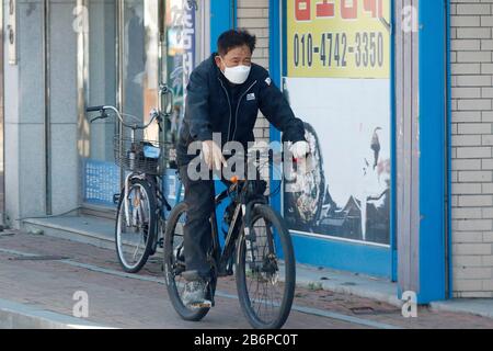 Sangju, South Korea. 11th Mar, 2020. March 11, 2020-Sangju, South Korea-Man weard Mast and passing to district at downtown's Sangju, South Korea. South Korea reported 242 new cases of the new coronavirus on Wednesday, up from 131 new cases a day earlier, bringing the nation's total infections to 7,755. Confirmed cases showed no signs of a slowdown in the southeastern city of Daegu and capital Seoul. Credit: Ryu Seung-Il/ZUMA Wire/Alamy Live News Stock Photo