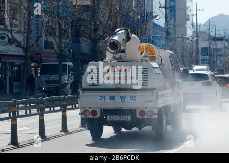 Sangju, South Korea. 11th Mar, 2020. March 11, 2020-Sangju, South Korea-Local government vehicle desinfection to district at downtown's Sangju, South Korea. South Korea reported 242 new cases of the new coronavirus on Wednesday, up from 131 new cases a day earlier, bringing the nation's total infections to 7,755. Confirmed cases showed no signs of a slowdown in the southeastern city of Daegu and capital Seoul. Credit: Ryu Seung-Il/ZUMA Wire/Alamy Live News Stock Photo