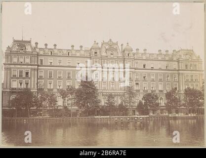 Gezicht op het Amstel Hotel in Amsterdam, op de voorgrond de Amstel Onderdeel van Familiealbum met onder meer foto's van Wijnhandel Kraaij & Co. Bordeaux-Amsterdam. Manufacturer : fotograaf: anoniem Dating: ca. 1900 - ca. 1910 Physical kenmerken: daglichtpapierafdruk Material: fotopapier Techniek: daglichtpapierafdruk Dimensions: h 80 mm × h 113 mm Subject: hotel, hostelry, innriver Stock Photo