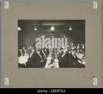 Groep mensen aan een diner in Amsterdam Group of people at a dinner in Amsterdam Property Type: photographs Item number: RP-FW 1938 Manufacturer : Photographer: anonymous place manufacture: Amsterdam Date: ca. 1860 - ca. 1915 Physical features: gelatin silver print on paper on cardboard material: paper paper cardboard Engineering : gelatin silver print dimensions: photo: h 167 mm × W 232 mmsecundaire format: h 298 mm × W 348 mmOnderwerp Stock Photo
