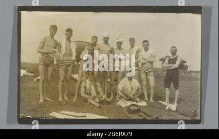 Groepsportret van onbekende mannen in zwemkleding Group portrait of unidentified men in swimsuits object type: picture postcard Item number: RP-F F21452 Manufacturer : Photographer: anonymous Date: ca. 1910 - ca. 1940 Material: paper Technique: gelatin silver print dimensions: photo: h 88 mm × W 139 mm Subject : anonymous historical persons Portrayed in a group, in a group-portrait Stock Photo