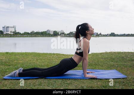 Try outdoor yoga at Mumbai's popular Juhu beach | MUMBAI NYOOOZ