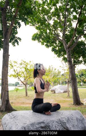 5 Tips for Your Outdoor Summer Yoga Practice | SELF