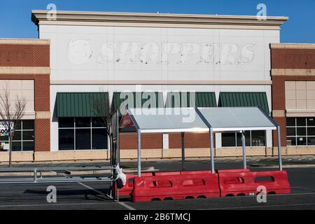 https://l450v.alamy.com/450v/2b6tmcj/the-faded-outline-of-a-logo-sign-outside-of-a-closed-and-abandoned-shoppers-food-warehouse-retail-grocery-store-location-in-baltimore-maryland-on-mar-2b6tmcj.jpg