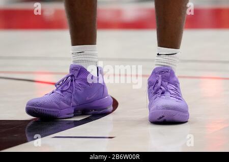 Purple lebron 2024 16 shoes