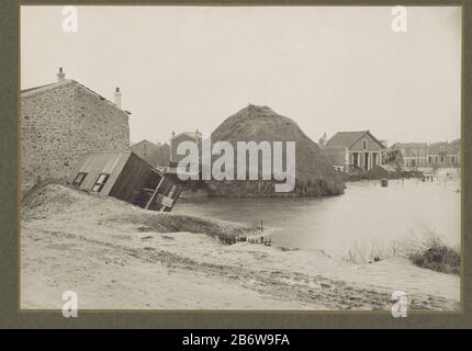 Ingezakte hooiberg en verwoeste schuren en huizen in een ondergelopen buitenwijk van Parijs Part of album flooding Paris suburbs 1910. Manufacturer : Photographer: G. DangereuxPlaats manufacture: Paris Date: Jan 1910 Physical features: matte daglichtcollodiumzilverdruk platinum shown material: paper Technique: matte daglichtcollodiumzilverdruk Dimensions: h 158 mm × W 230 mm Subject: hay stack rescue work during a flood (+ landscape with figures, staffage) barn Stock Photo