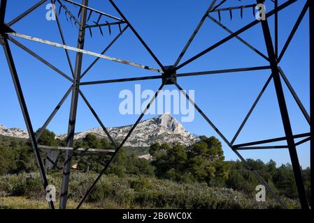 Mont Sainte-Victoire Mountain Framed by Steel Framework of  Electricity Pylon, Transmission Tower or Truss Tower near Aix-en-Provence Provence France Stock Photo