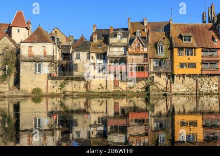 France, Indre, Berry, Creuse valley, Argenton sur Creuse, old houses on the riverbanks of the Creuse // France, Indre (36), Berry, vallée de la Creuse Stock Photo