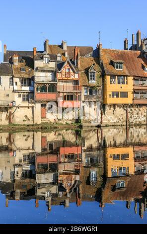 France, Indre, Berry, Creuse valley, Argenton sur Creuse, old houses on the riverbanks of the Creuse // France, Indre (36), Berry, vallée de la Creuse Stock Photo