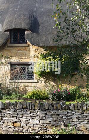 Thatched cottage in Broadway, cotswolds Stock Photo