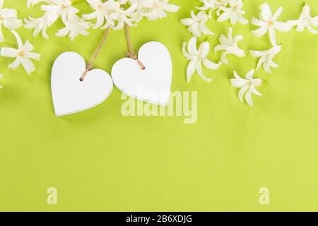 Wooden green hearts on white timbered background Stock Photo - Alamy