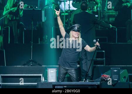 10.03.2020, Robin Zander from the US rock band Cheap Trick live on stage at ROCK MEETS CLASSIC 2020 in the Tempodrom in Berlin. | usage worldwide Stock Photo