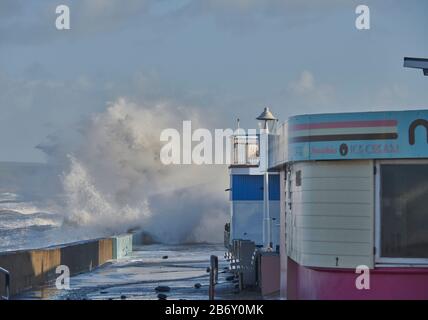 Large waves crash into the Beach Bar at Westward Ho! , Devon during an unusual high tide as tidal flooding hits the South Stock Photo