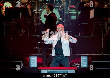 10.03.2020, Danny Bowes from the hard rock band Thunder live on stage at ROCK MEETS CLASSIC 2020 in the Tempodrom in Berlin. | usage worldwide Stock Photo