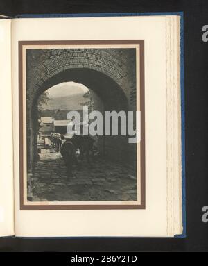 Kamelen onder een poort te Peking Camels at a gate in Beijing Property Type: photomechanical print page Item number: RP-F 2005-21-54 Manufacturer : Photographer: Donald Mennieclichémaker: anonymous place manufacture: Beijing Dating: ca. 1915 - or for 1920 Material: Paper Engineering : rotogravure Dimensions: print: h 278 mm × W 205 mm Subject: gate, entrancehoofed animals: camel true: Beijing Stock Photo