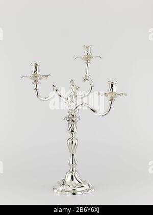 Kandelaber van zilver, met drie takvormige, geslingerde armen en getordeerde voet, stam en kaarsenhouder Driearmige