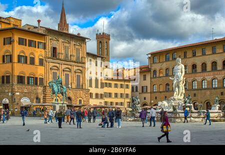 FLORENCE ITALY THE PIAZZA DELLA SIGNORIA WITH STATUES OF COSIMO I ON A HORSE AND NEPTUNE ON THE FOUNTAIN Stock Photo