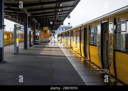 Hönow U-Bahn railway station, Eastern terminus of the U5 rail line in Berlin-Hellersdorf, Germany.Yellow train carriage and empty platform Stock Photo