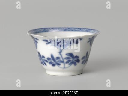 Klokvormige kop met bloemtakken Klokvormige kop van porselein, beschilderd in onderglazuur blauw. Op de buitenwand bloemtakken (pioen, prunus). Op de bodem een bloemtak en de binnenrand met arceerwerk. Blauw-wit. Manufacturer : pottenbakker: anoniemPlaats manufacture: China Dating: ca. 1700 - ca. 1724School / stijl: Qing-dynastie (1644-1912) / Kangxi-periode (1662-1722) / Yongzheng-periode (1723-1735) Physical kenmerken: porselein met onderglazuur blauw Material: porselein glazuur kobalt Techniek: draaiend bewerken / bakken / schilderen / glazuren Dimensions: rand: d 4,2 cm. Stock Photo