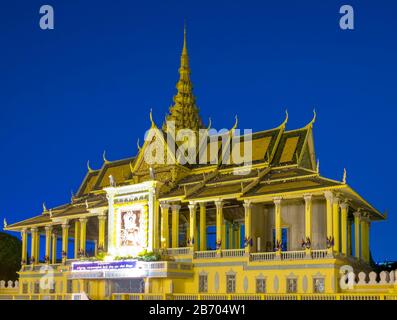 Moonlight Pavilion (Preah Thineang Chan Chhaya) of the Royal Palace at dusk, Phnom Penh, Cambodia Stock Photo