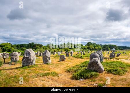 France, Brittany, Morbihan, Carnac. Neolithic standing stones at Alignements de Carnac (Carnac Stones), Alignements de Menec. Stock Photo